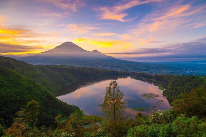 
 Bersantai sejenak di Telaga Menjer, Wonosobo