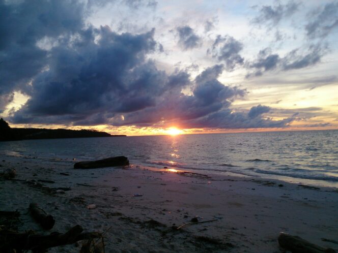 
 Pantai Boneoge, Pantai Nelayan Dengan Keindahan Sunset Yang Akan Membuat Kalian Berdecak Kagum