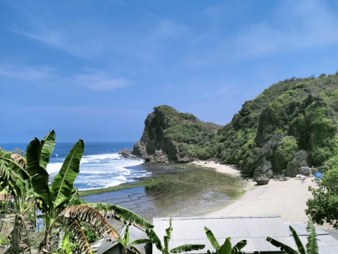 
 Pantai Nguyahan, Pantai Indah Dengan View Perbukitan Yang Begitu Mempesona