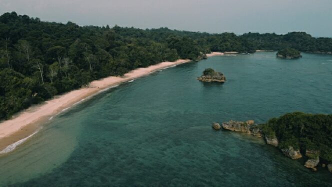 
 Menghabiskan Waktu Liburan Dengan Berkemah Di Pantai Banyu Meneng