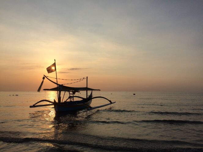 
 Pantai Pasir Putih Situbondo, Spot Berkemah Dengan View Sunset Yang Memukau