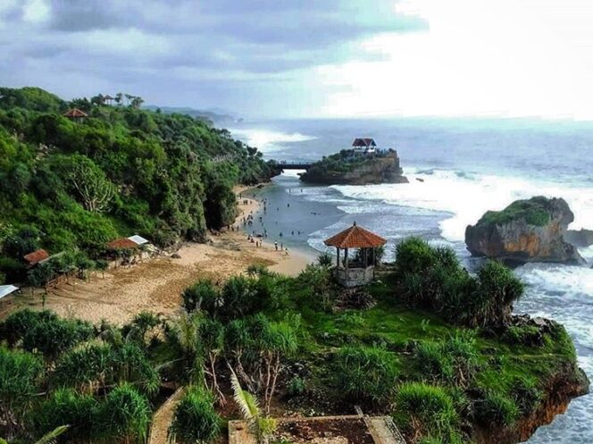 
 Menikmati Keindahan Goa Karang Di Pantai Kukup