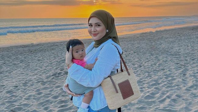 
 7 Potret Gemas Baby Aisha Anak Kesha Ratuliu, Ada Foto Pertama Kali Renang