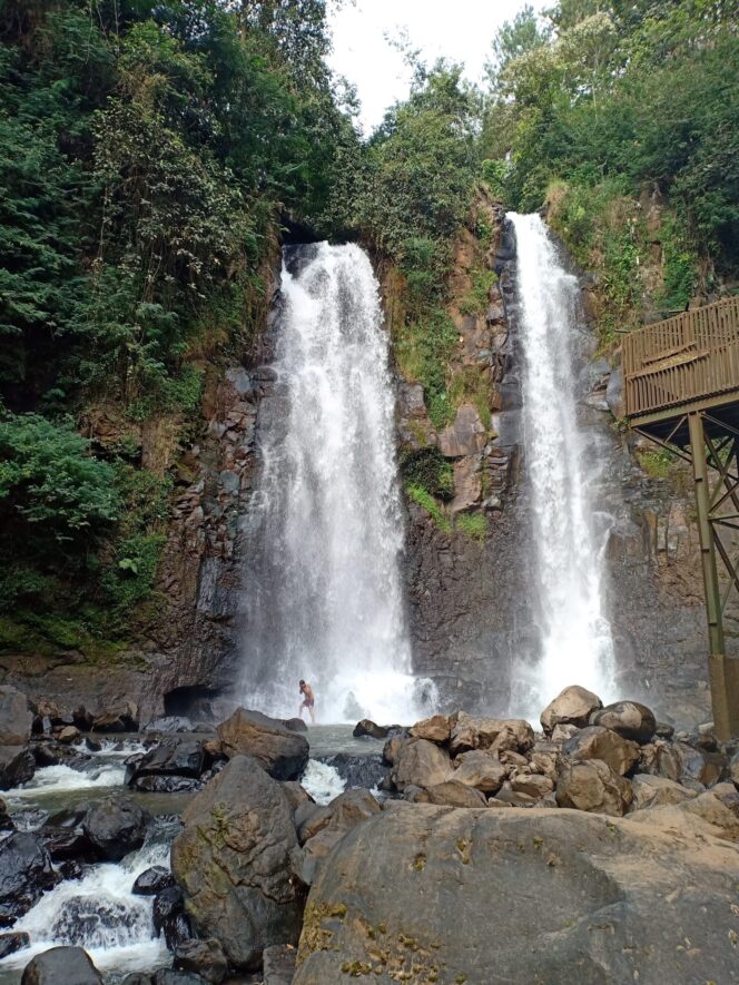 
 Menjelajahi Keajaiban Air Terjun Sumedang: Keindahan Alam yang Memukau