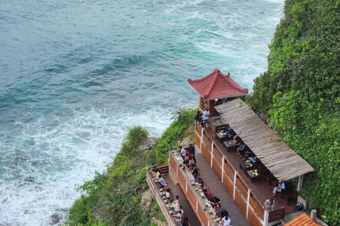 
 Pantai Segoro Kidul, Pantai Unik Dengan Spot Foto Alami Yang Menawan