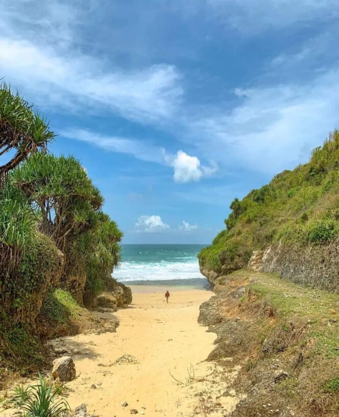 
 Pantai Srakung, Keindahan Pantai Eksotis Yang Buat Betah Berlama – Lama