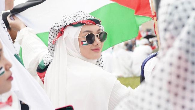 
 Potret Pesohor Ikut Aksi Bela Palestina di Monas, Dinda Hauw hingga Syifa Hadju