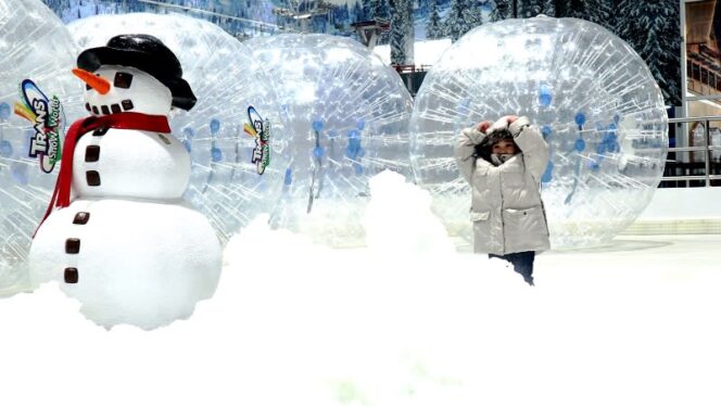 
 Mengulas Serunya Pengalaman Bermain Salju di Trans Snow World Bekasi