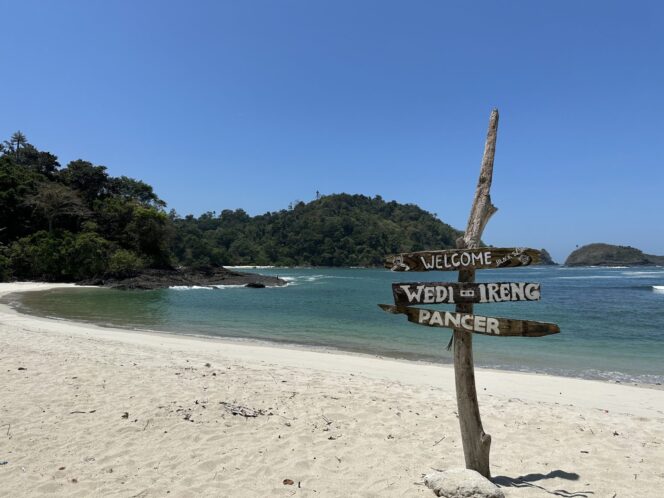 
 Menghabiskan Malam Di Pantai Wedi Ireng yang Indah Dan Asri